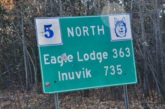 Distância em quilômetros para as próximas cidades na Dempster Highway, na região de Dawson City, no Yukon Territory, no Canadá